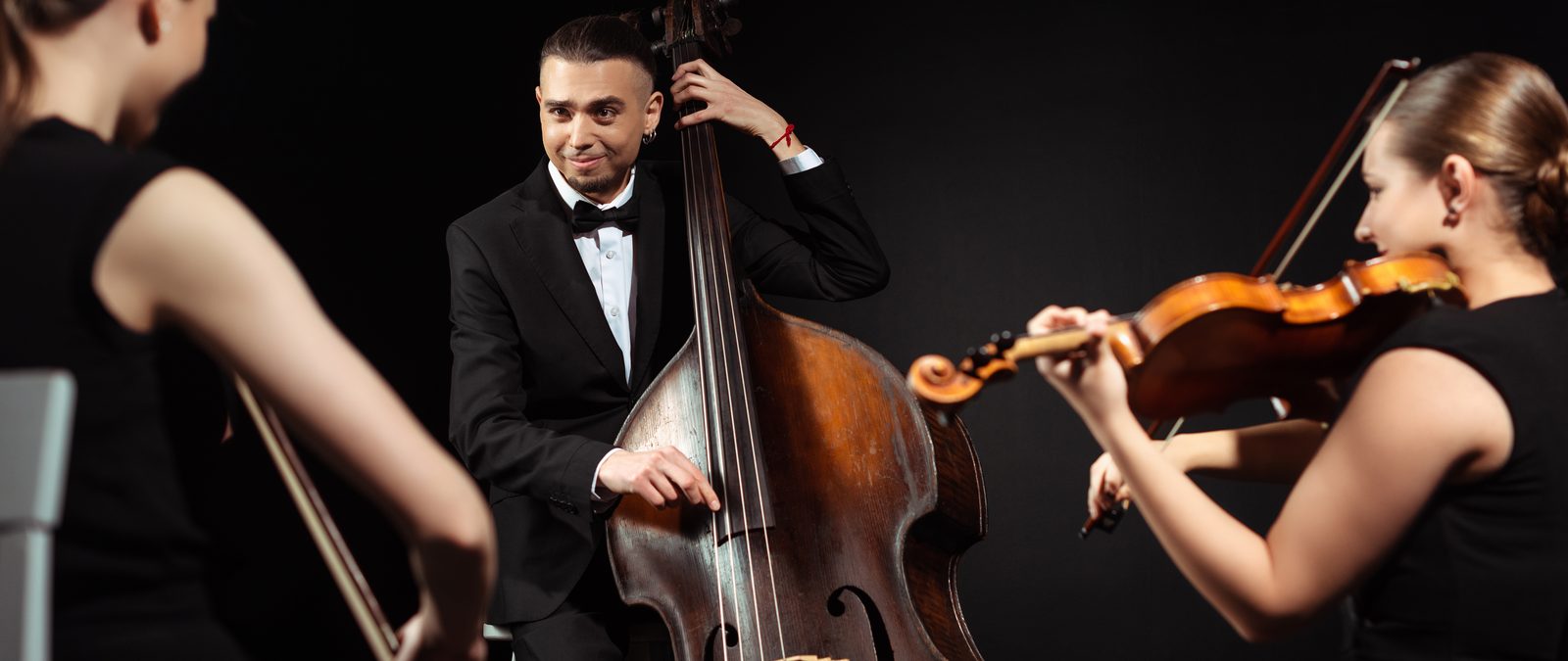 Orchesterstuhl im Probenraum, wie ihn Streicher und Bläser für lange Proben nutzen